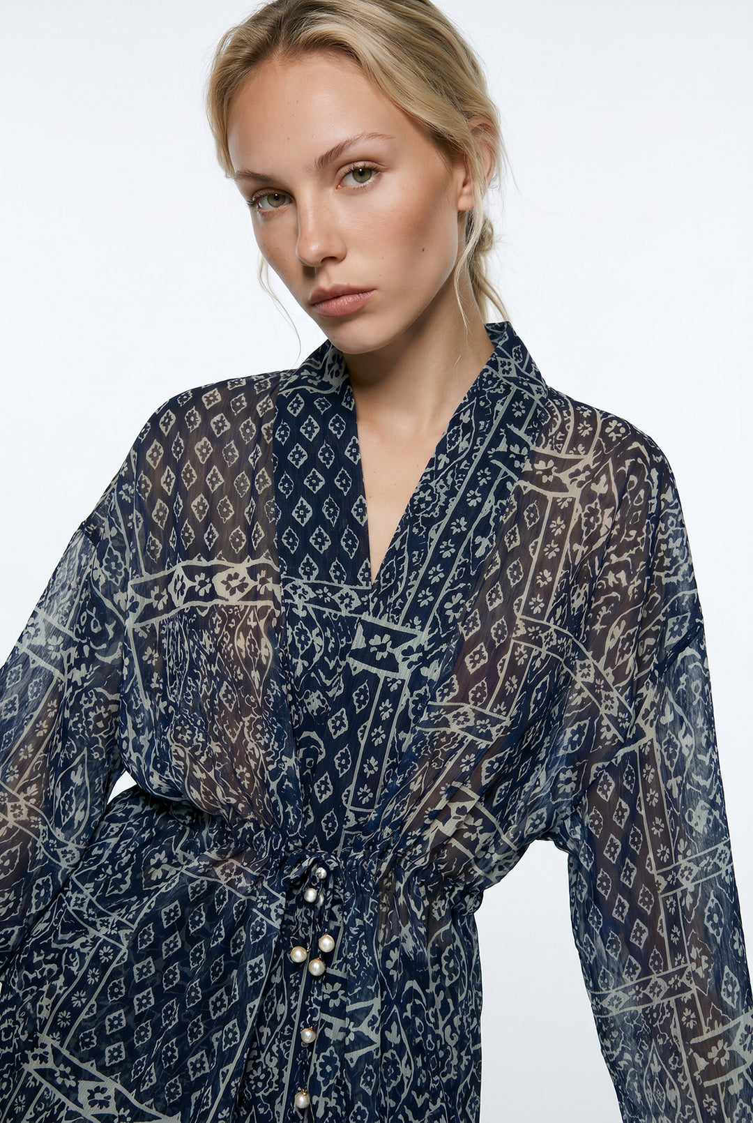 Etnik Desenli Beli Bağlamalı Kısa Kimono Lacivert