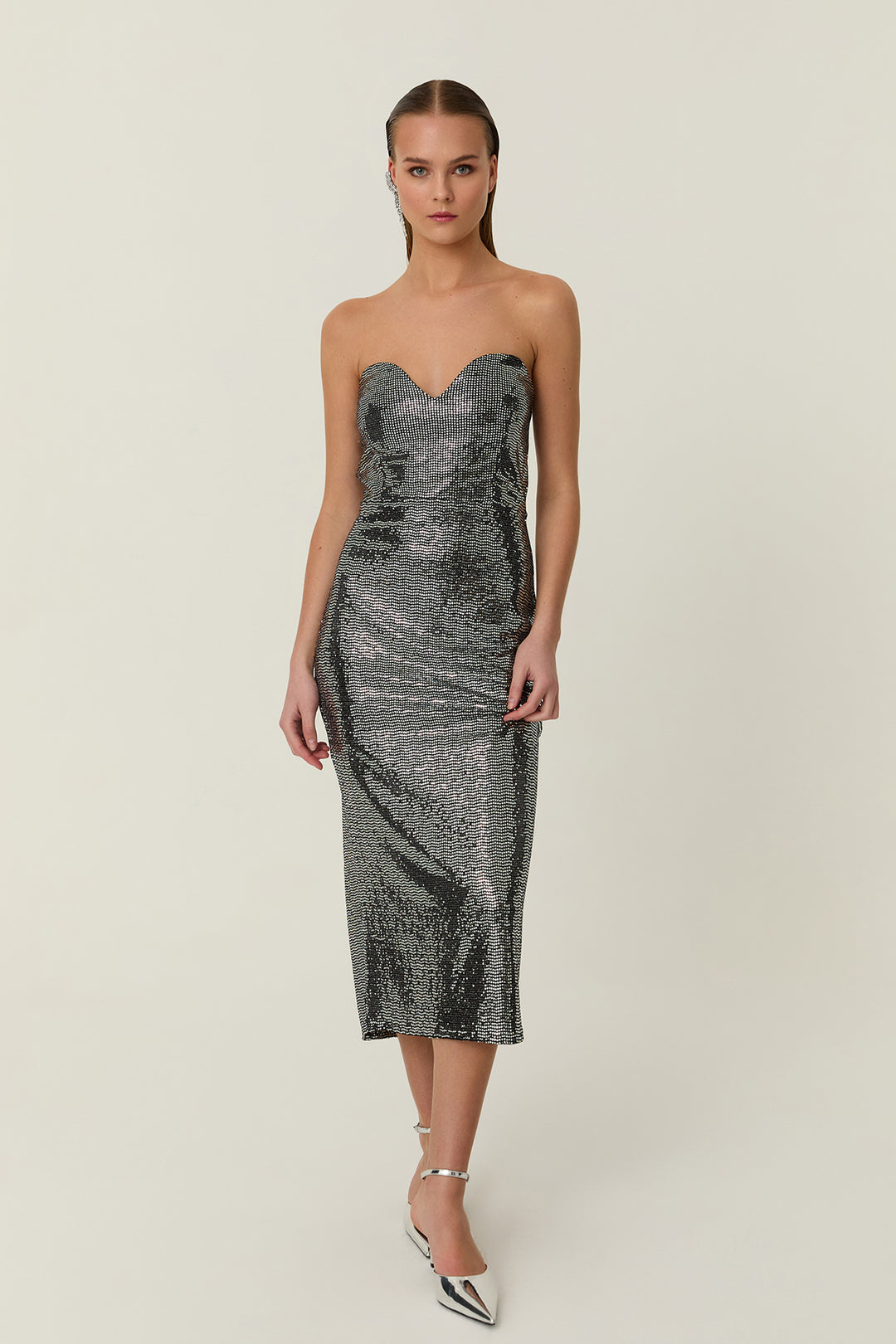 Arkadan Yırtmaçlı Parıltılı Straplez Elbise Gümüş