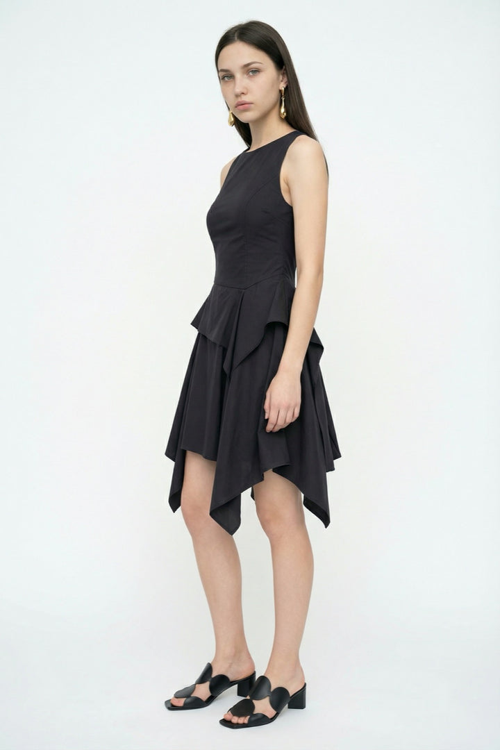Asimetrik Volanlı Kolsuz Mini Elbise Siyah