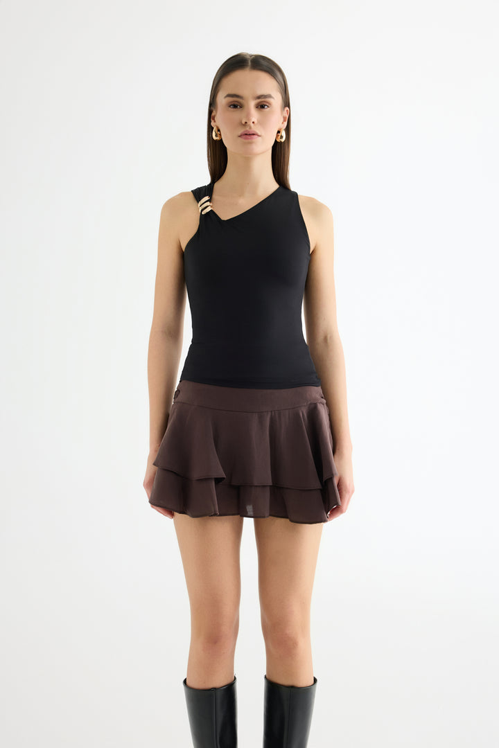 Asimetrik Yaka Metal Aksesuarlı Bluz Siyah