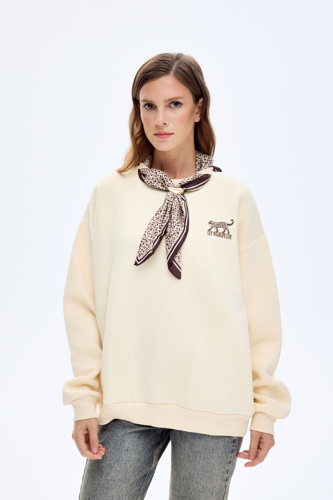 Fularlı Leopar Nakışlı Oversize Sweatshirt Bej
