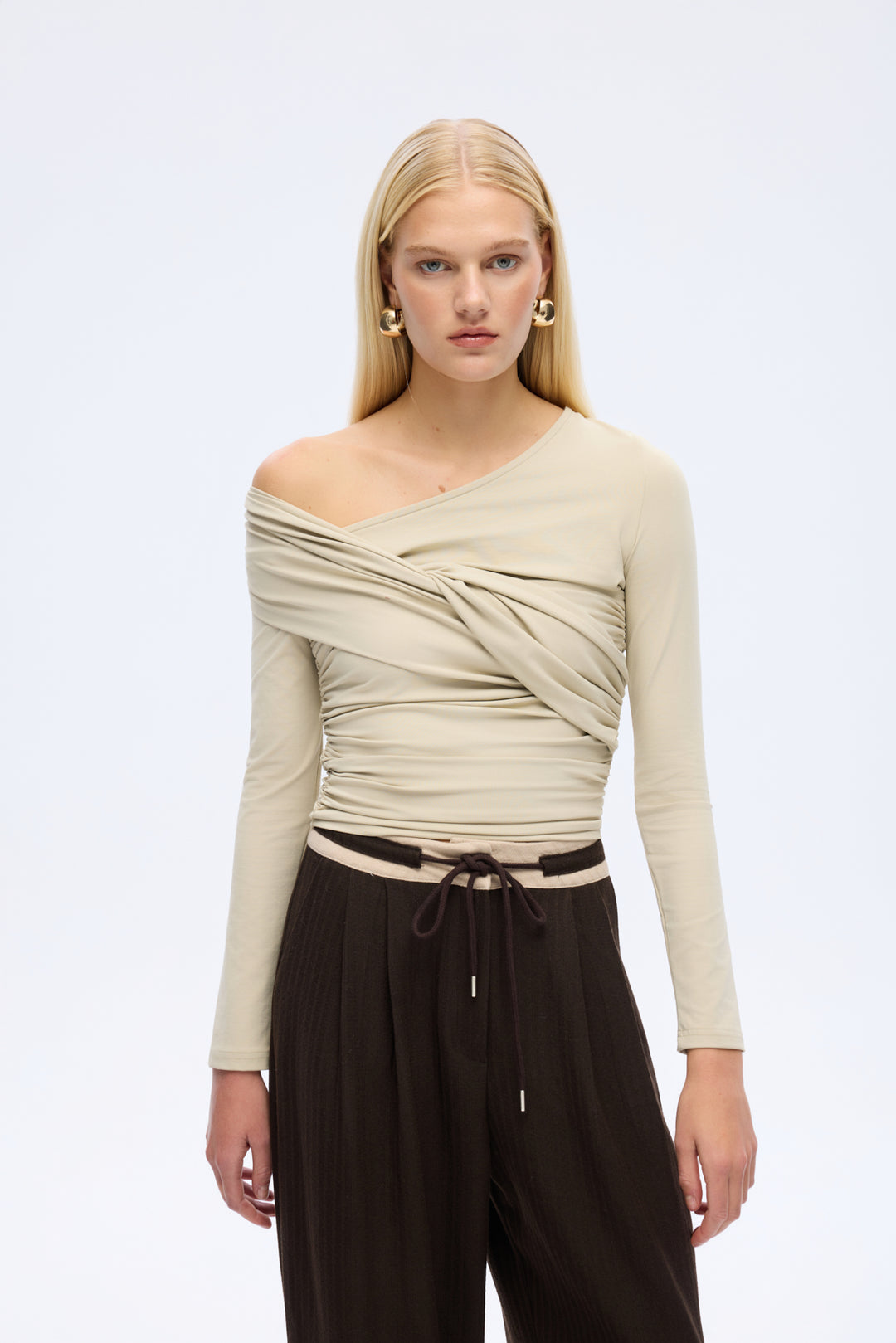 Drapeli Asimetrik Düğümlü Bluz Bej
