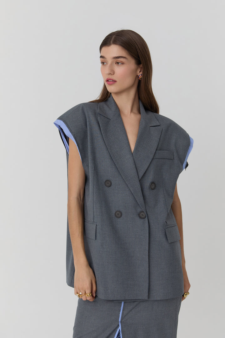 Garni Detaylı Sırt Dekolteli Düğmeli Yelek Gri
