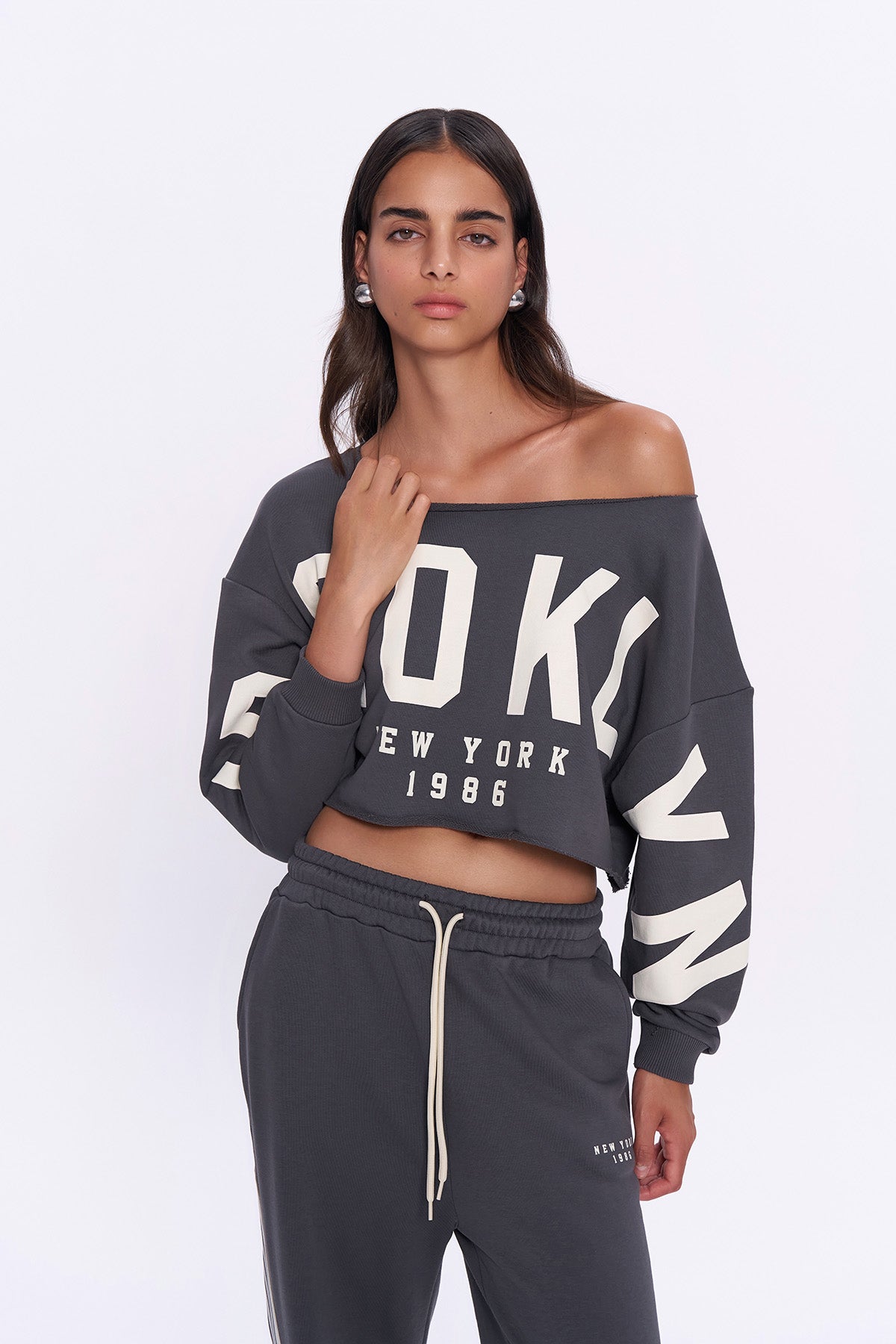 Kesik Detaylı Baskılı Crop Sweatshirt Koyu Gri