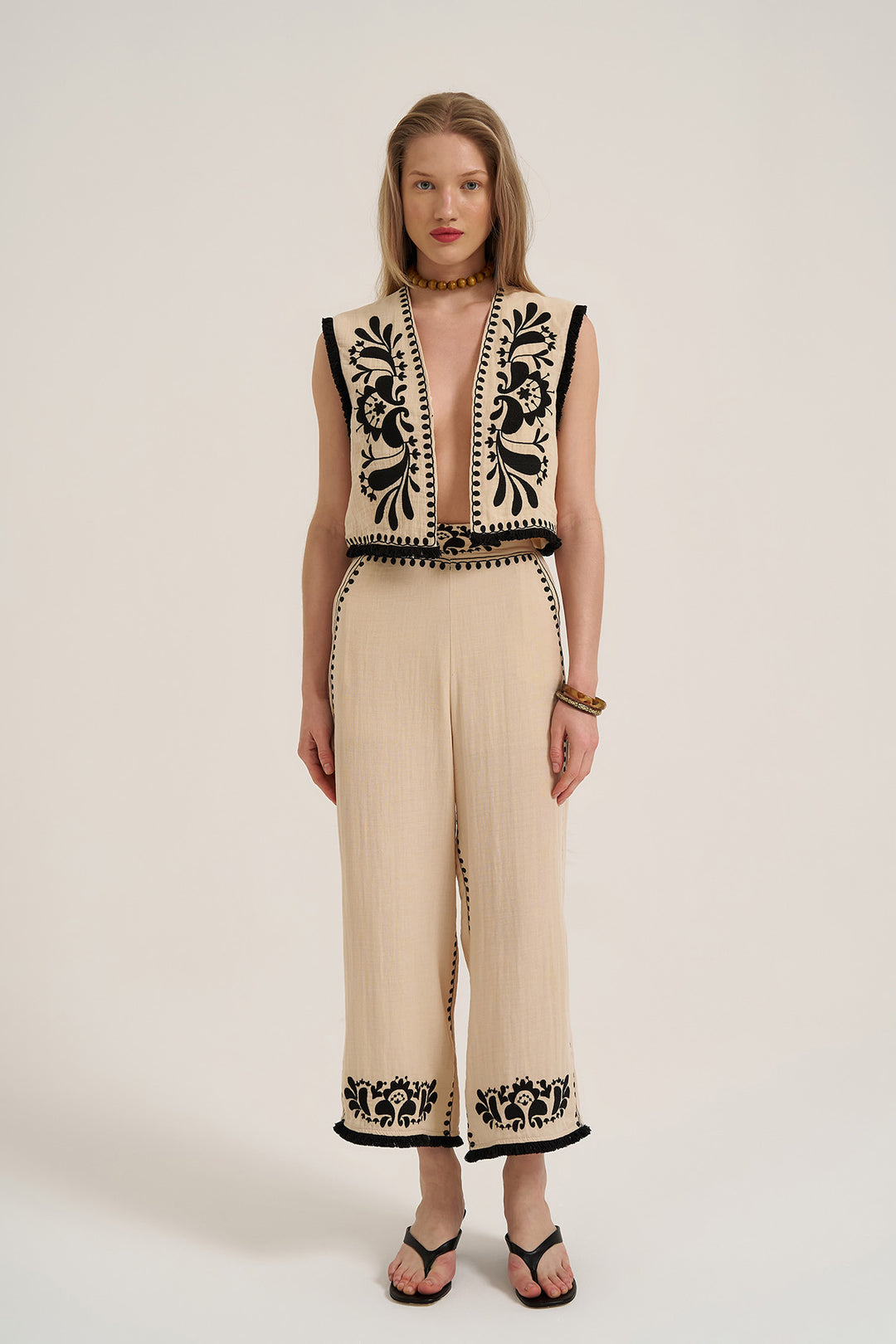 Püskül Detaylı Nakışlı Yelek Bej