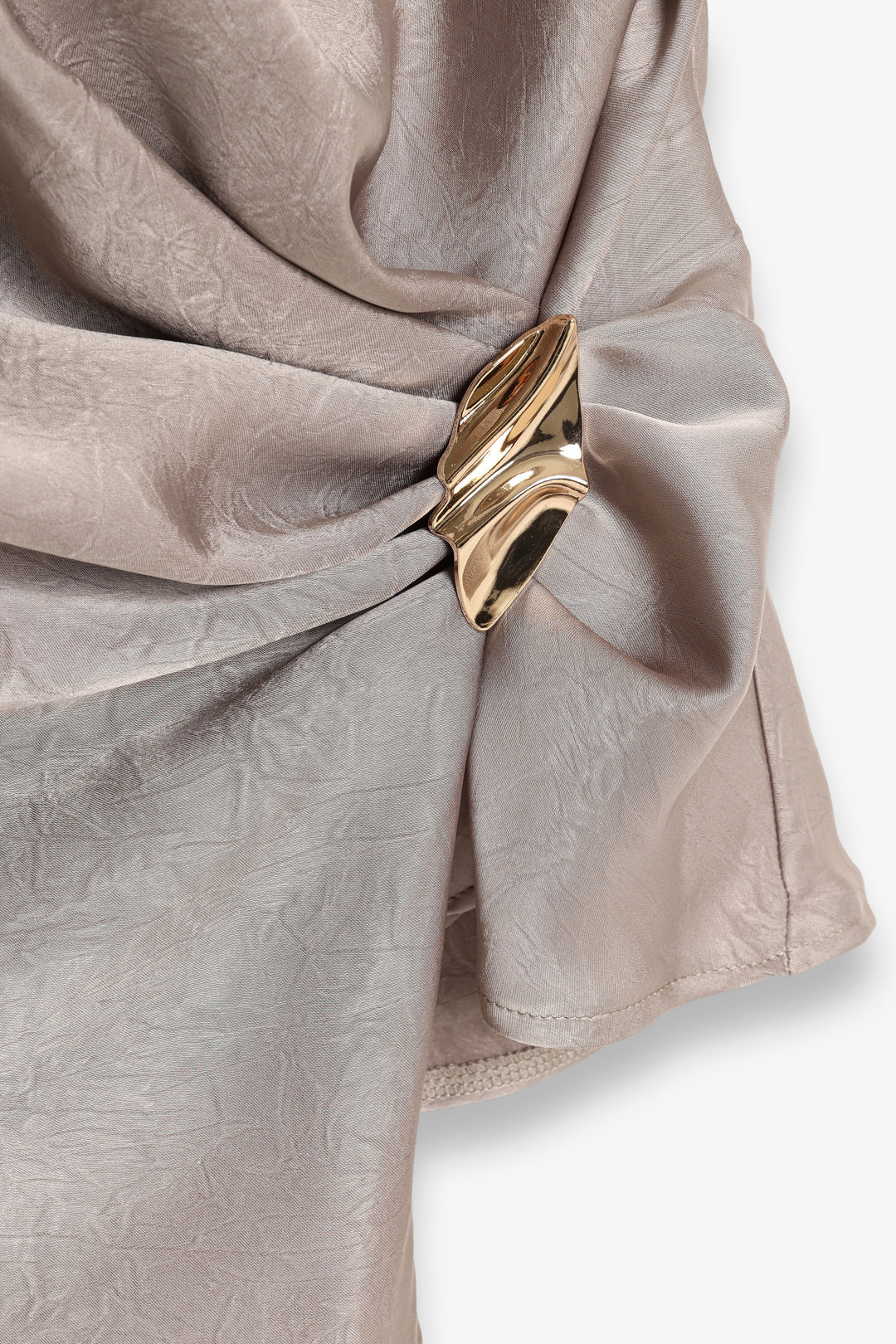 Asimetrik Drapeli Aksesuarlı Saten Bluz Vizon