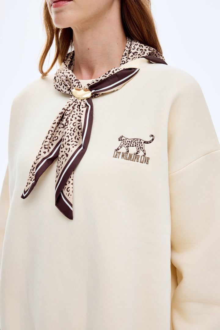Fularlı Leopar Nakışlı Oversize Sweatshirt Bej
