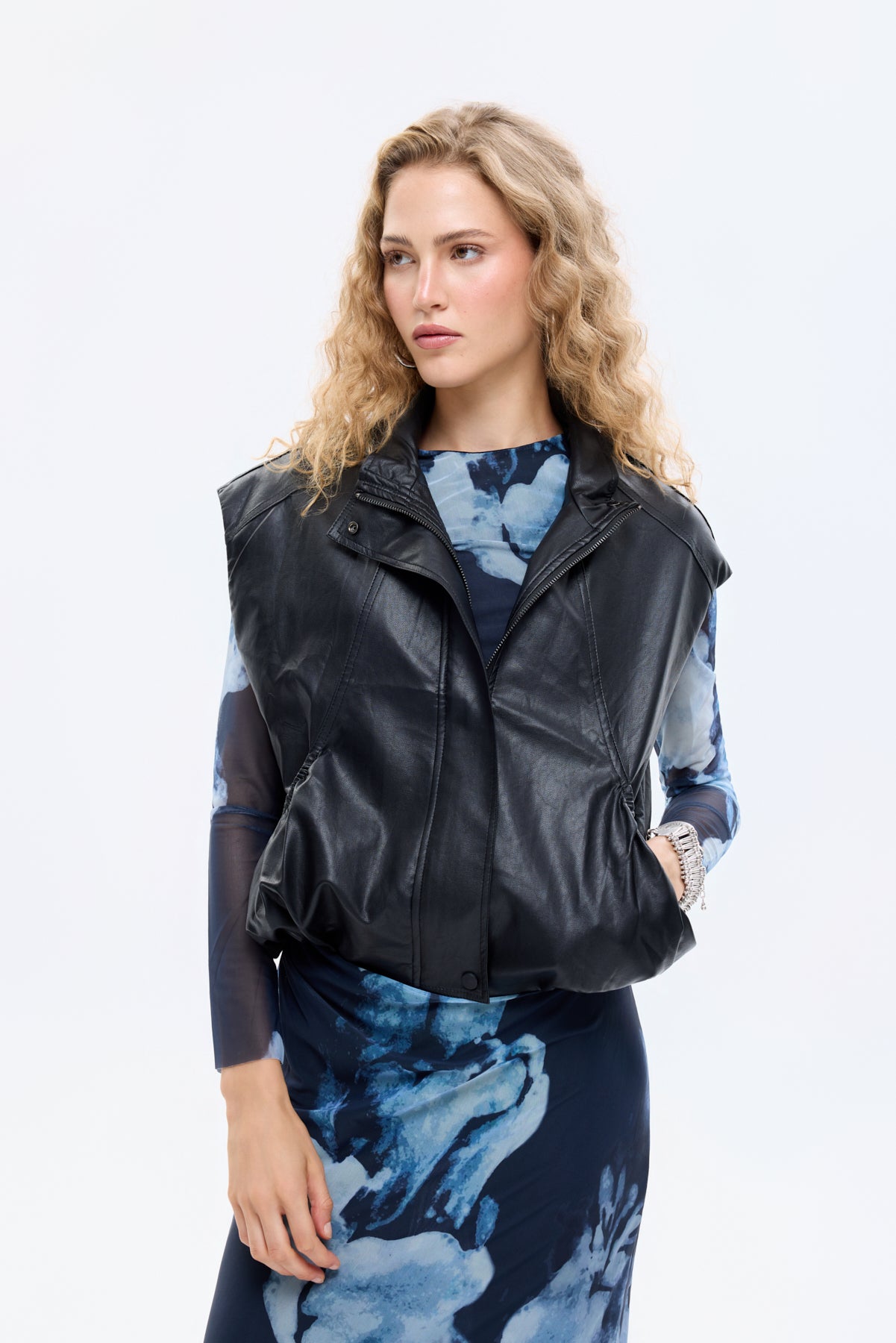 Büzgü Detaylı Dik Yaka Deri Yelek Siyah – QUZU