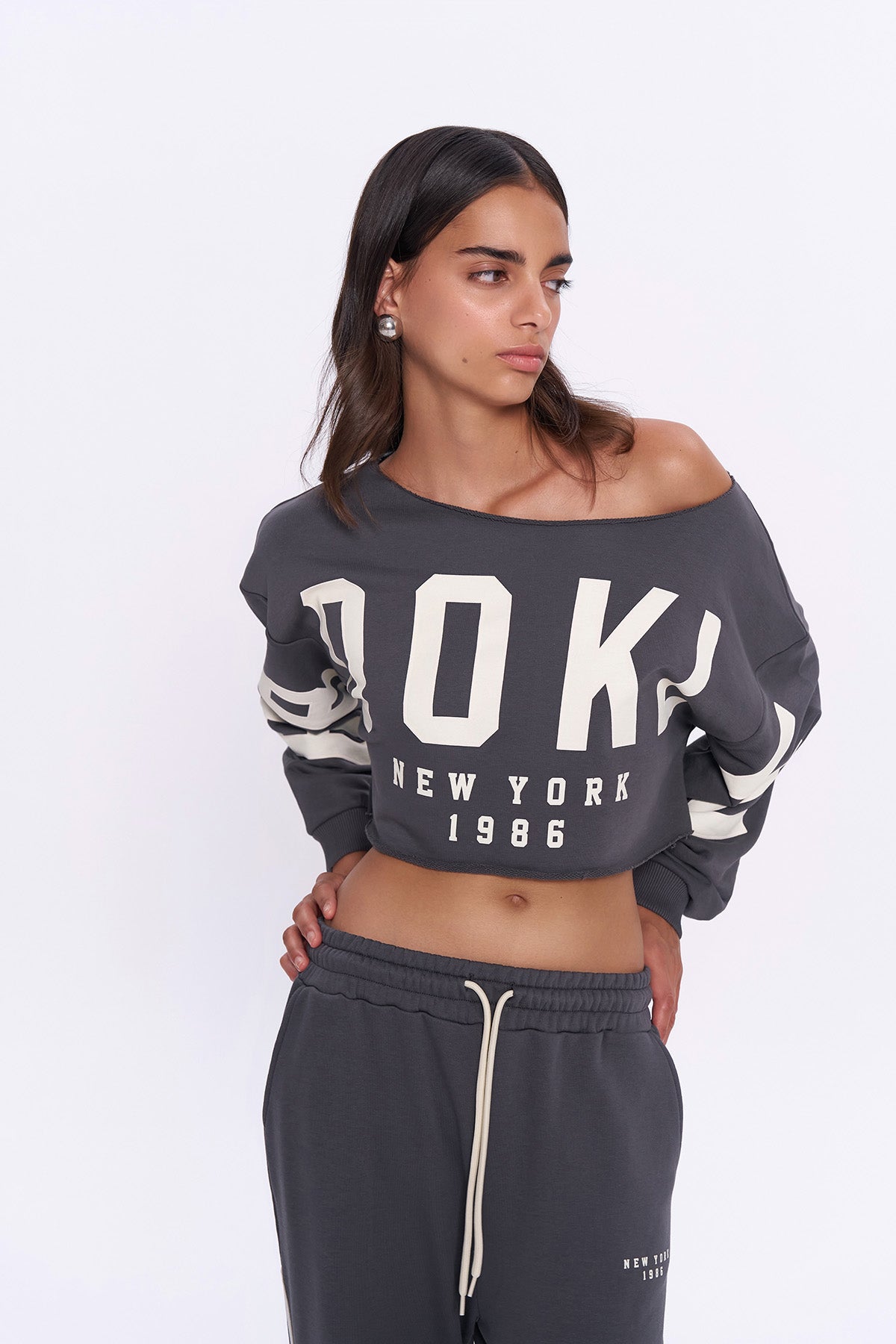 Kesik Detaylı Baskılı Crop Sweatshirt Koyu Gri