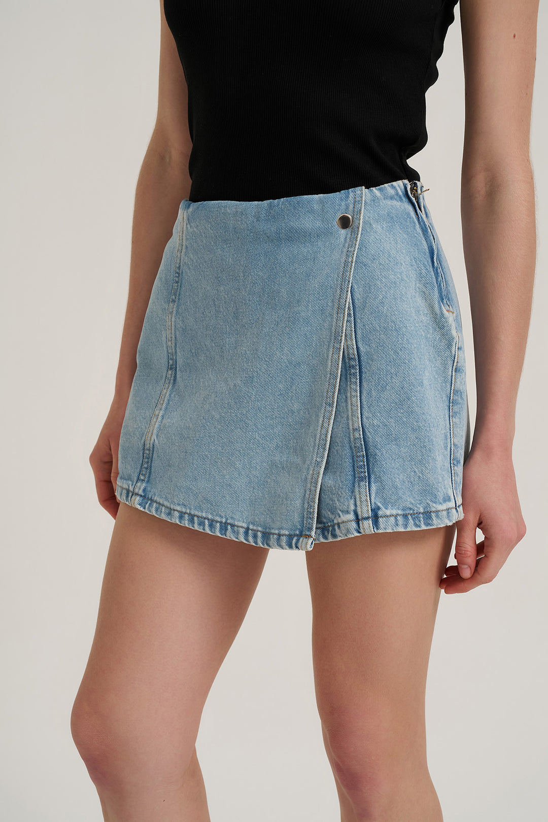 Düğme Detaylı Kot Şort Etek Açık Mavi