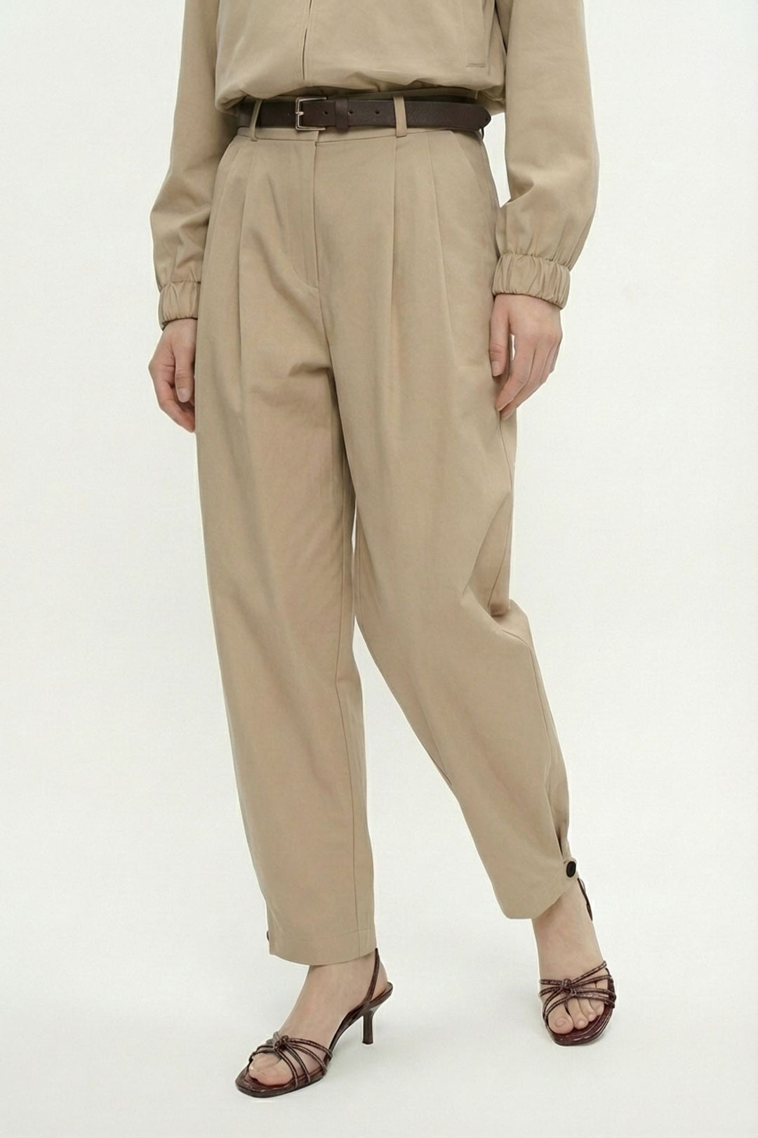 Kemerli Pileli Havuç Pantolon Bej