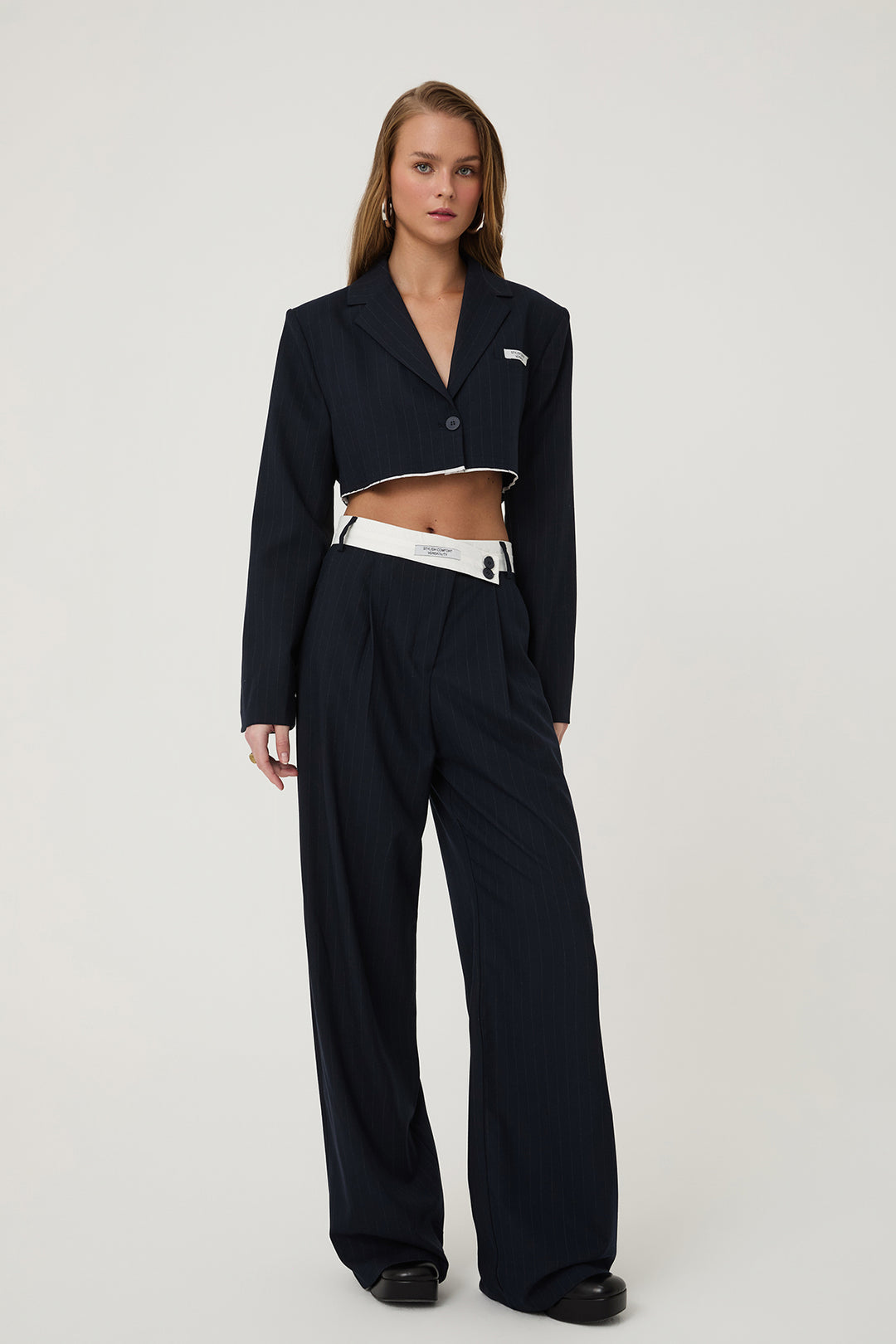 Bel Detaylı İnce Çizgili Pileli Pantolon Lacivert