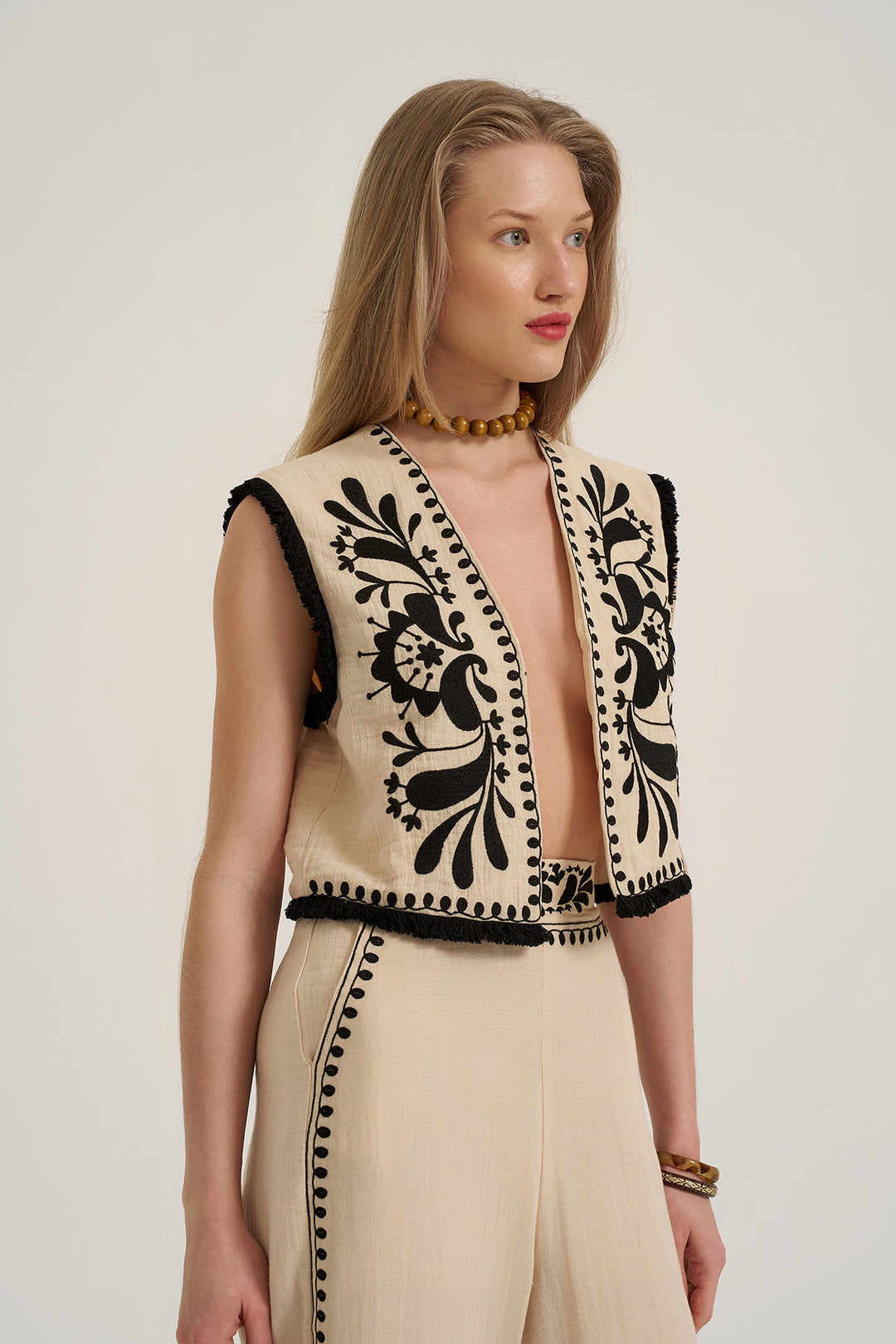 Püskül Detaylı Nakışlı Yelek Bej