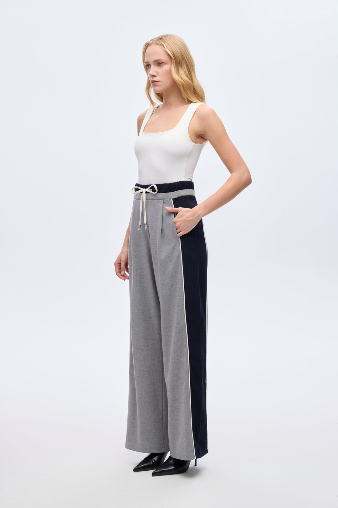 Şerit Garnili Bağcıklı Bol Paça Pantolon Gri