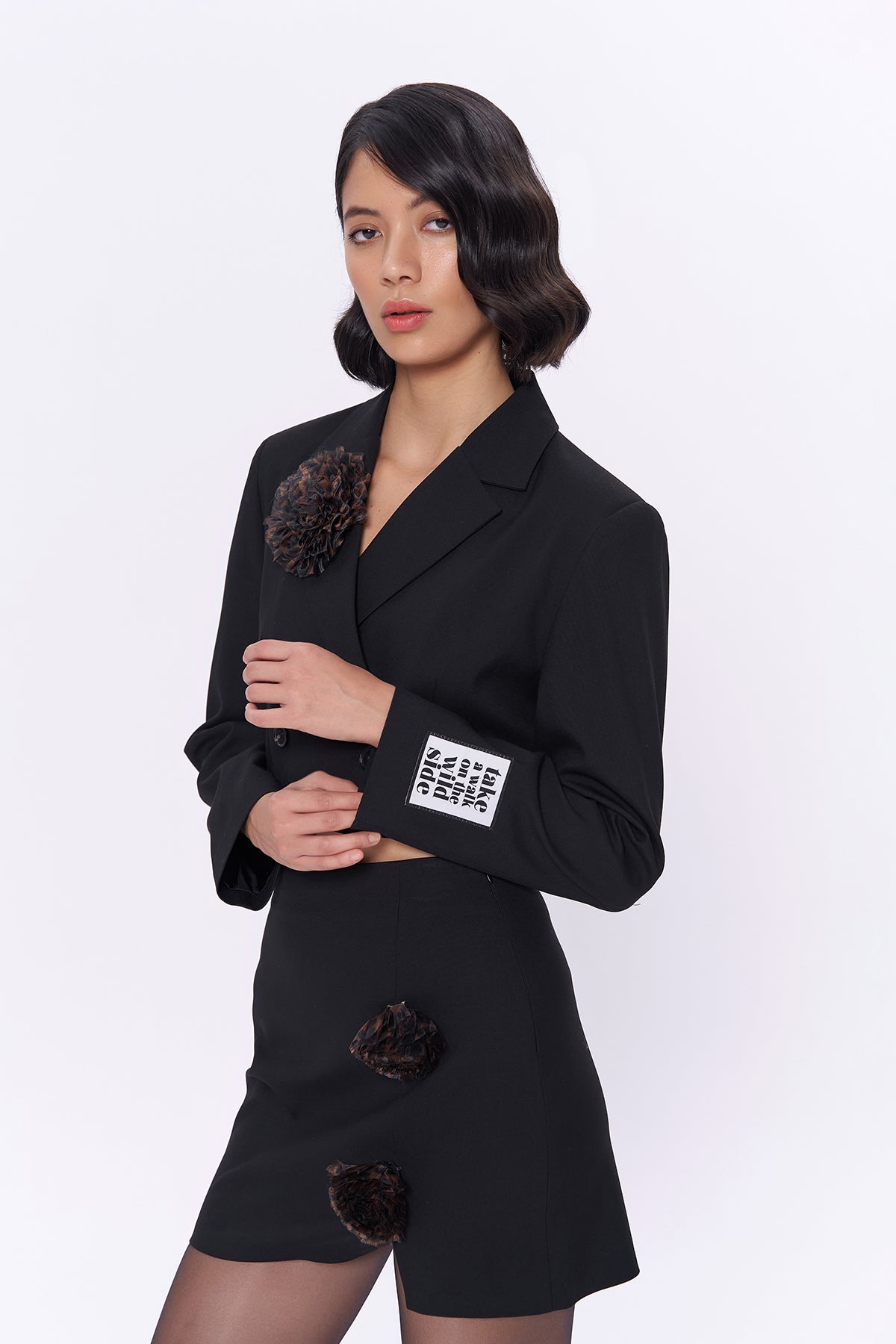 Gül Aksesuarlı Crop Blazer Ceket Siyah