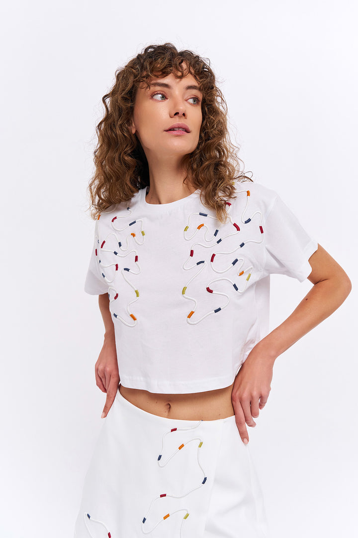 Renkli Nakış Detaylı Crop Tişört Beyaz