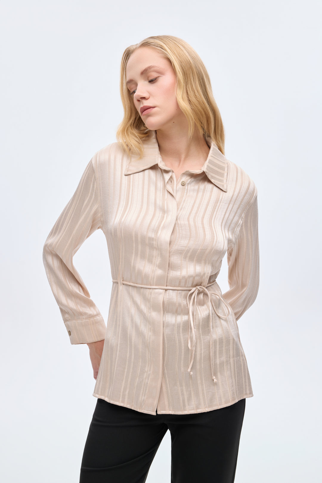 Parlak Dokulu Çizgili Belden Bağlamalı Gömlek Bej
