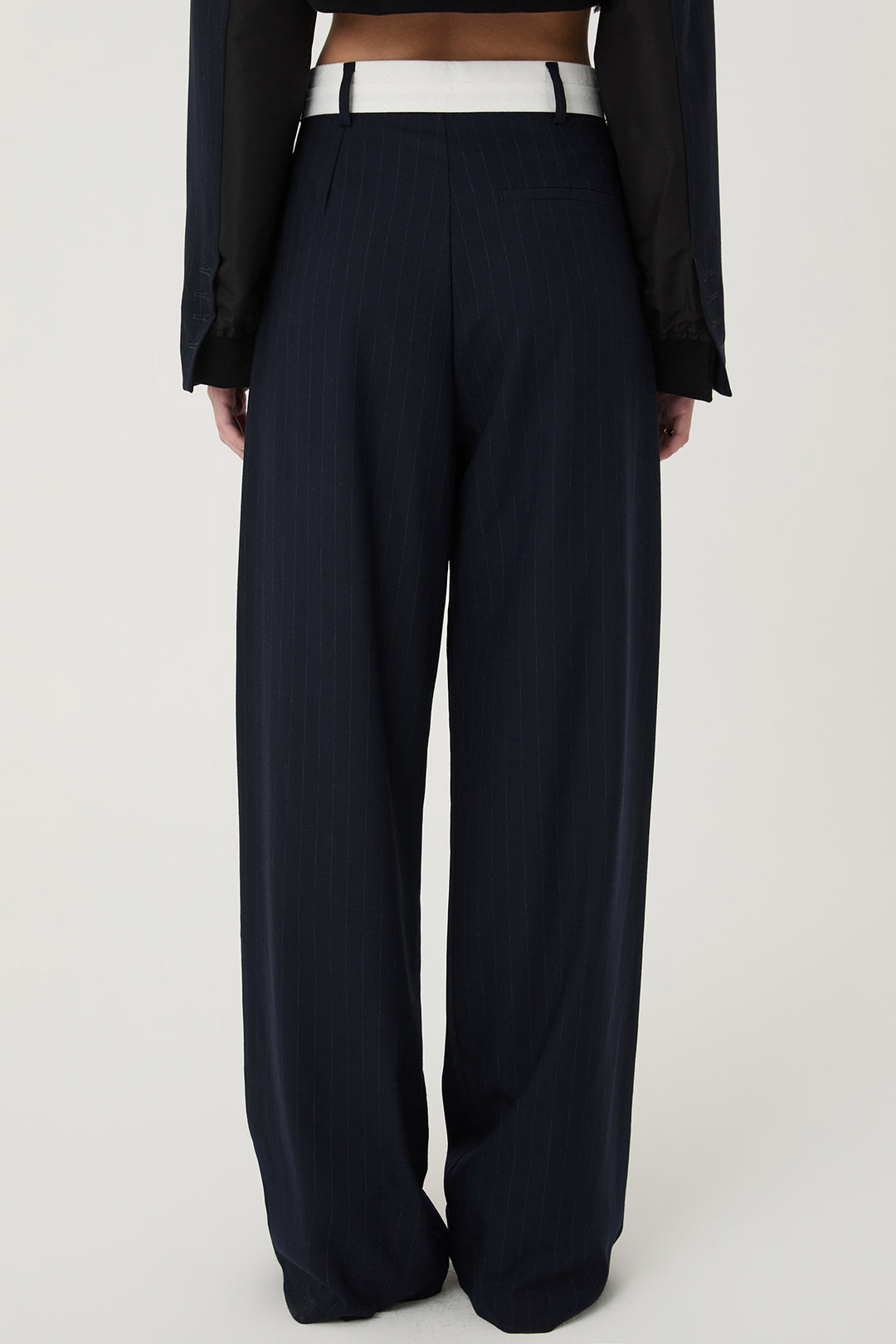 Bel Detaylı İnce Çizgili Pileli Pantolon Lacivert
