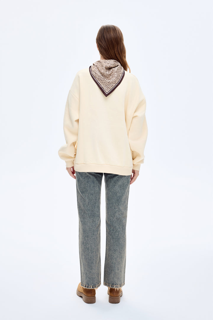 Fularlı Leopar Nakışlı Oversize Sweatshirt Bej