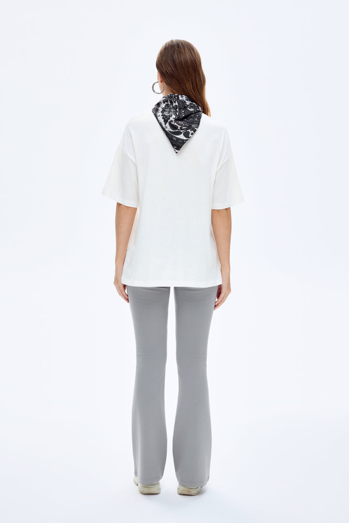 Fularlı Yazı Nakışlı Oversize Tişört Ekru