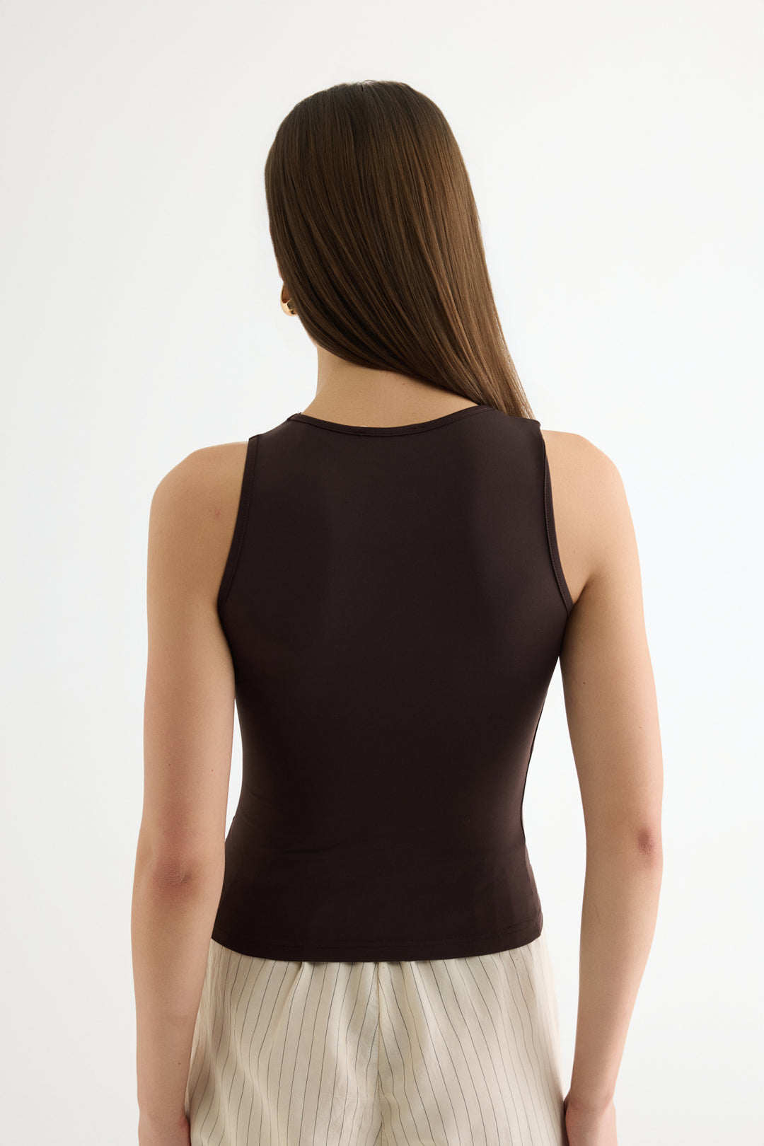 Asimetrik Yaka Metal Aksesuarlı Bluz Kahverengi