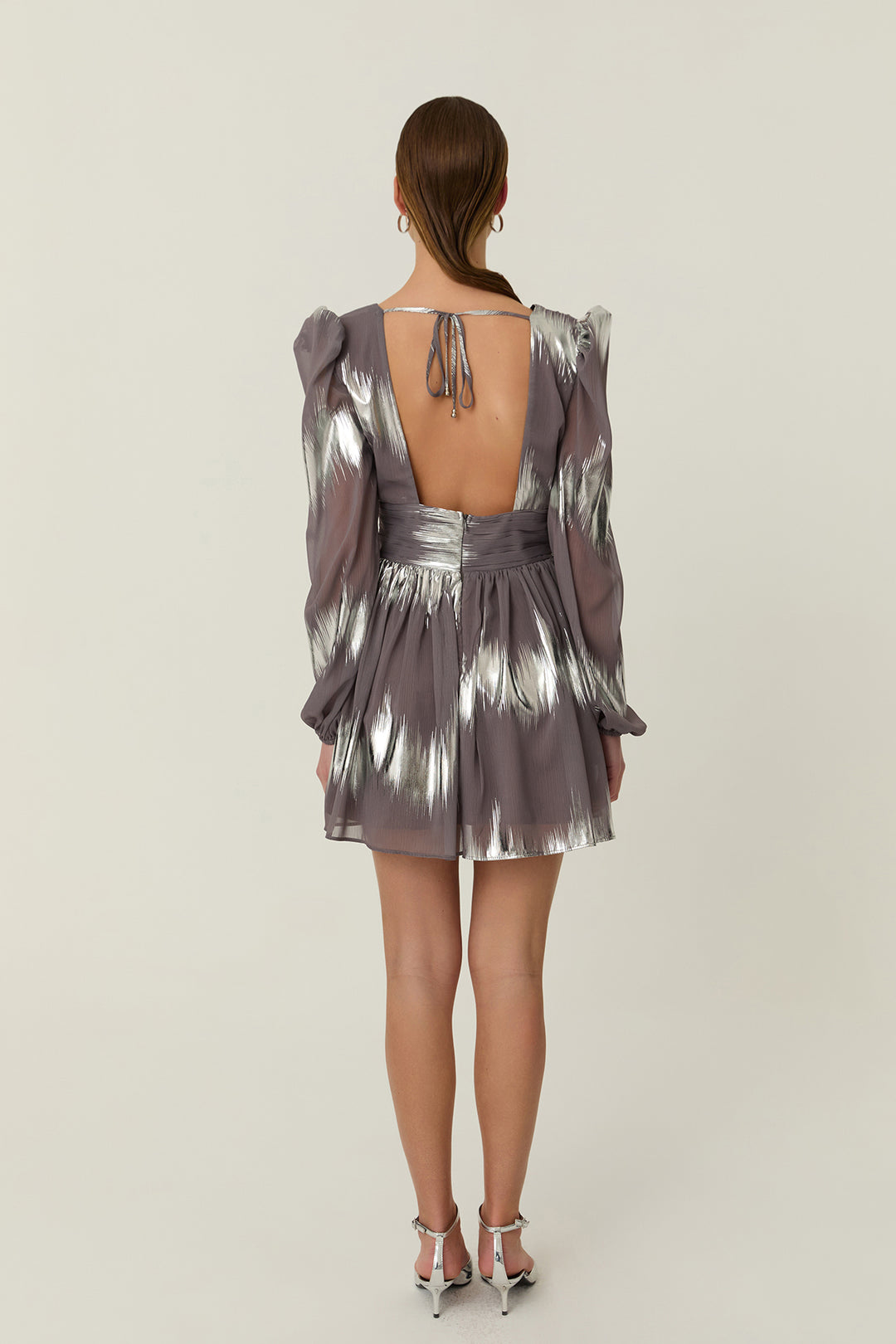 Folyo Detaylı Sırt Dekolteli Mini Elbise Gri