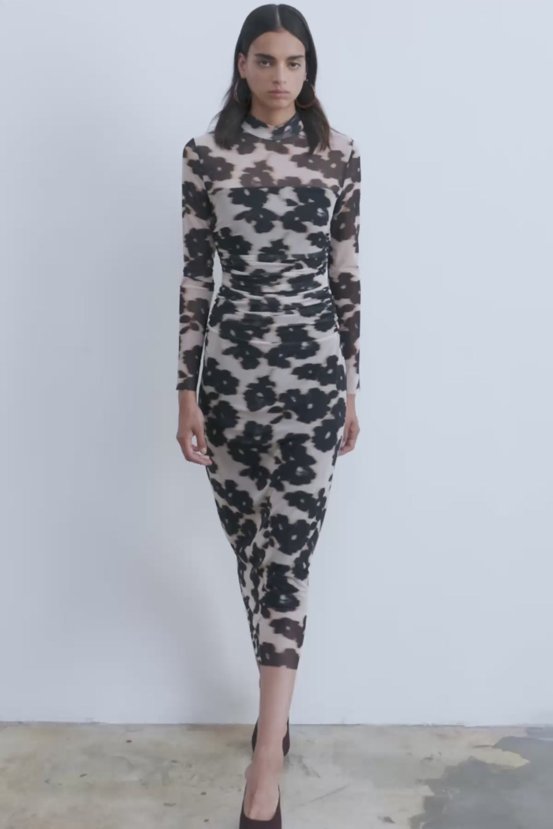 Yanları Büzgü Detaylı Desenli Tül Elbise Siyah