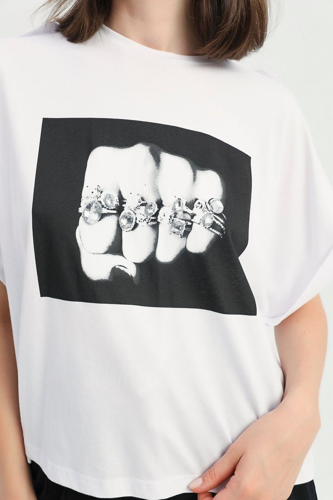 Apoletli Aksesuar Detaylı Baskılı Tişört Beyaz