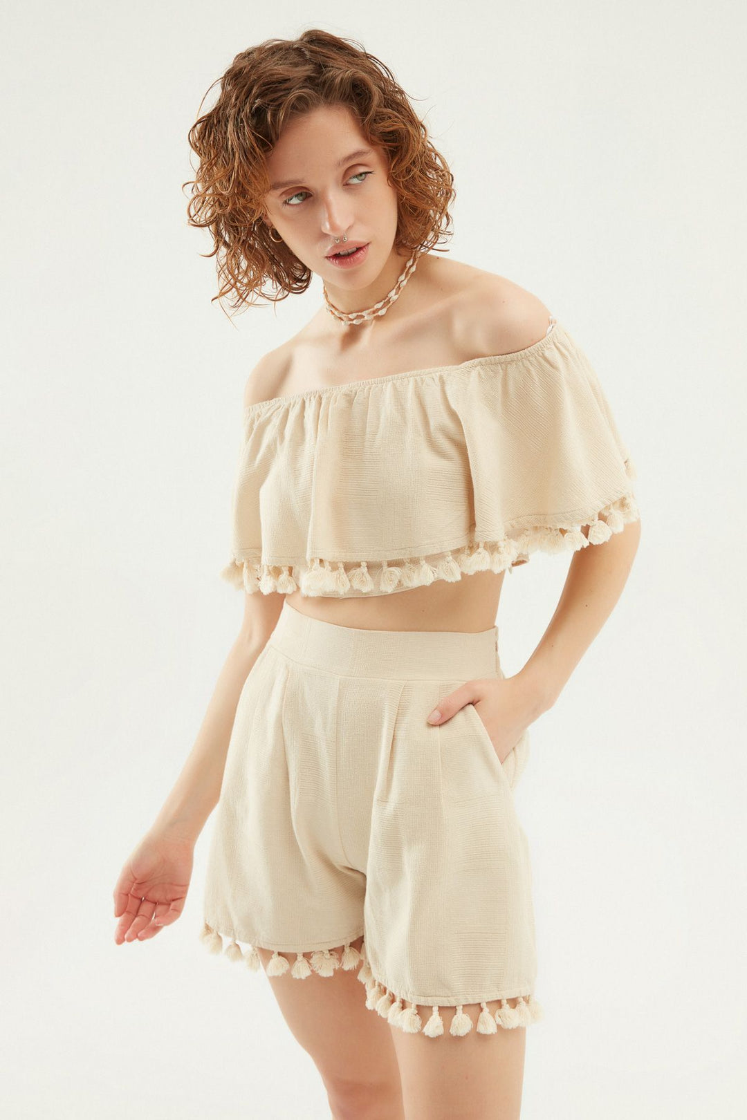 Püskül Nakış Detaylı Şort Bej