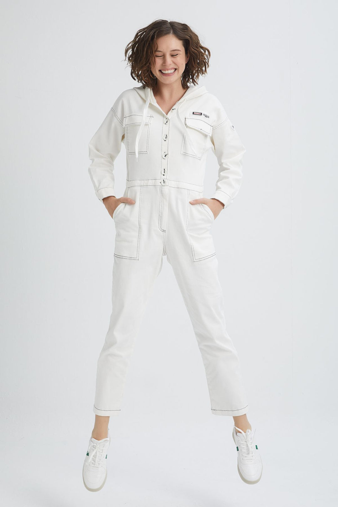 Kapüşonlu Önü Düğmeli Cep Detaylı Tulum Beyaz