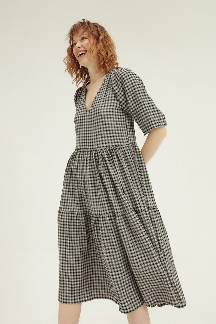 Kareli V Yaka Elbise Siyah