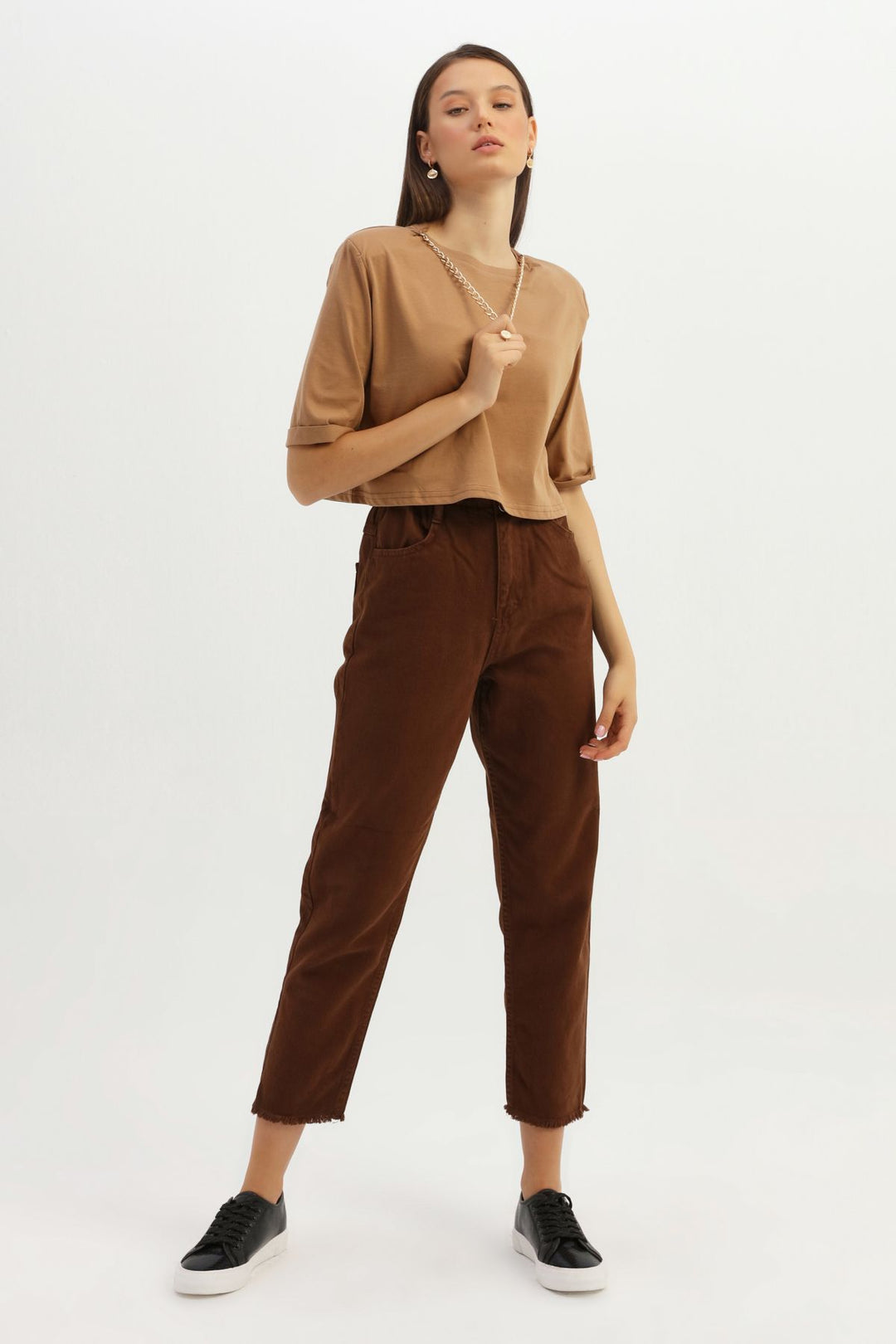 Vatkalı Zincir Aksesuarlı Crop Tişört Kahverengi