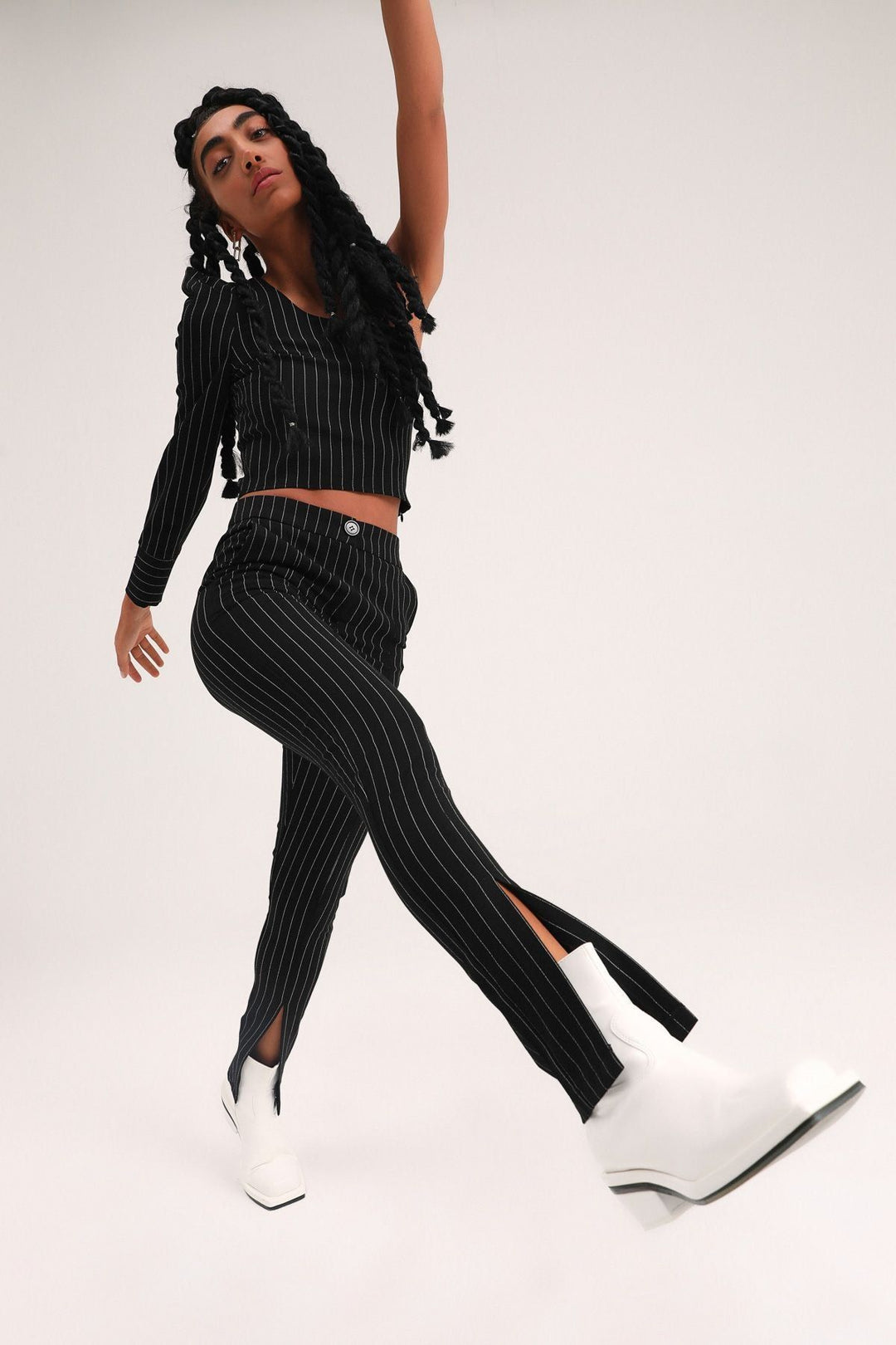 Paçası Yırtmaçlı Çizgili Pantolon Siyah