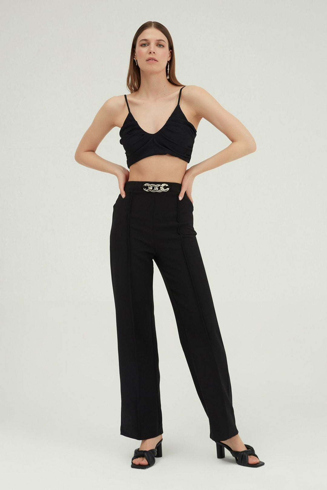 Beli Zincir Detaylı Pantolon Siyah