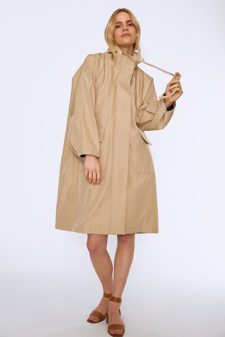 Arkası Baskılı Kapüşonlu Uzun Trençkot Bej