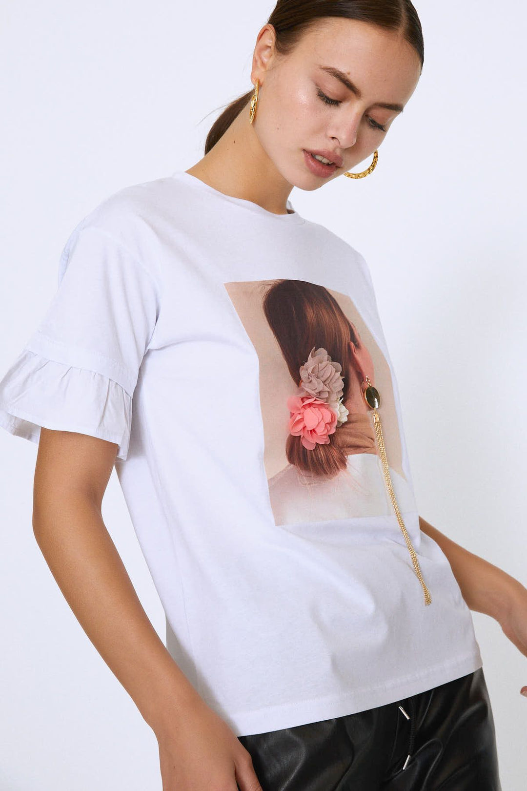 Önü Baskılı Kolları Fırfırlı Tişört Beyaz