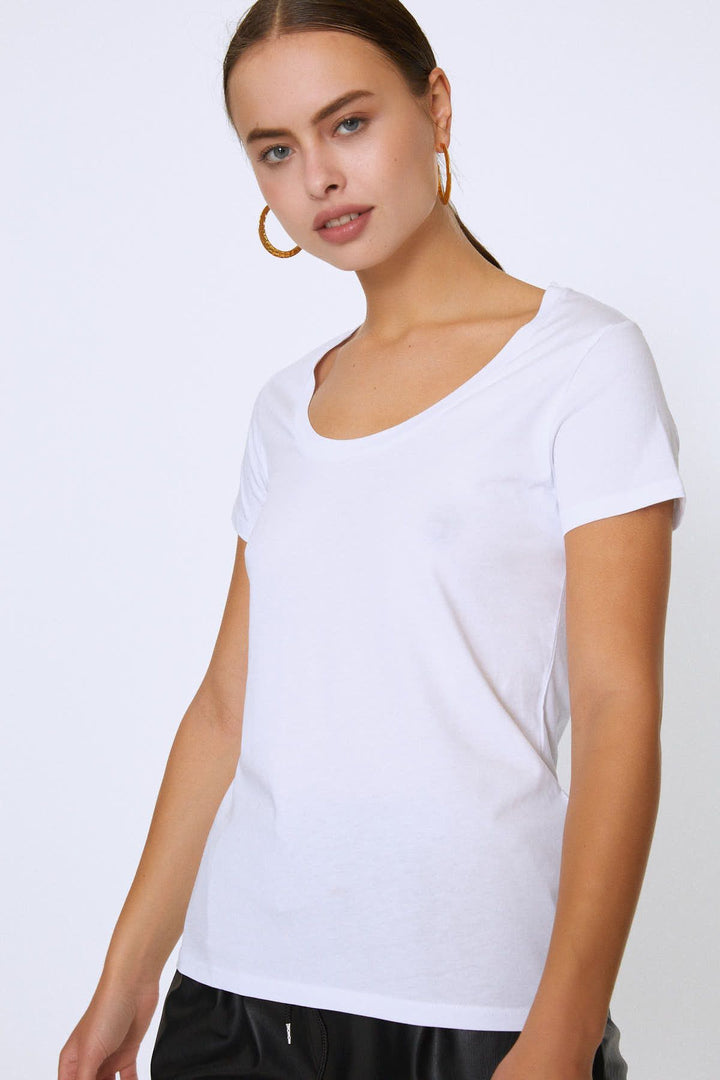 Geniş Yaka Basic Tişört Beyaz