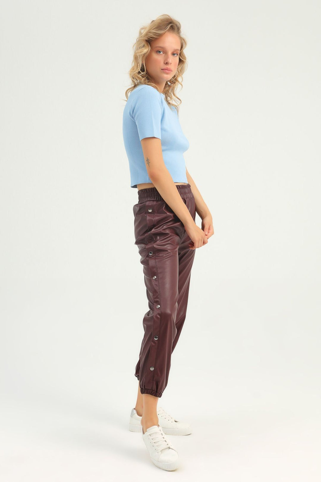 Yanı Çıtçıtlı Deri Jogger Pantolon Bordo