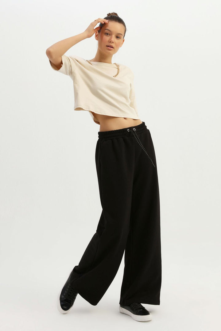 Vatkalı Zincir Aksesuarlı Crop Tişört Açık Bej