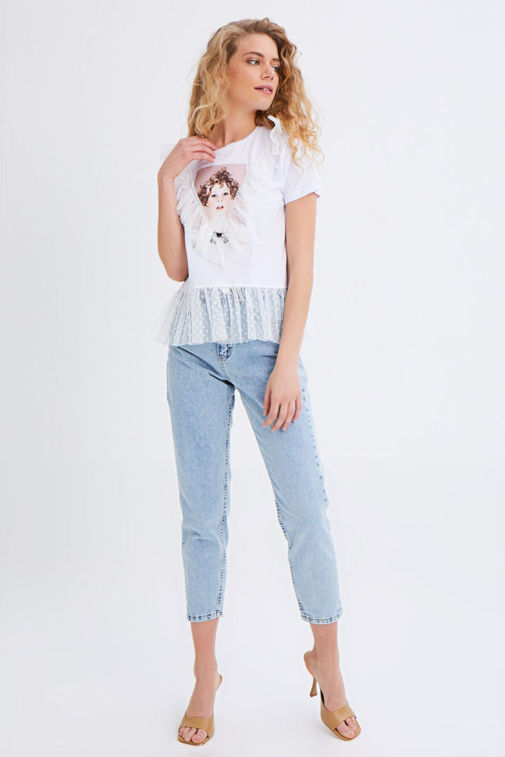 Etek Ucu ve Önü Tül Fırfır Detaylı Baskılı Tişört Beyaz