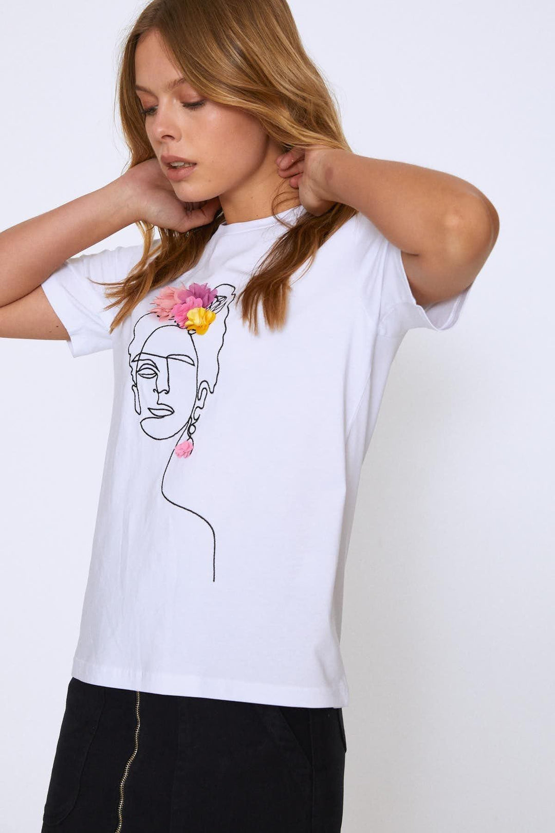 Nakışlı Aksesuar Detaylı Tişört Beyaz