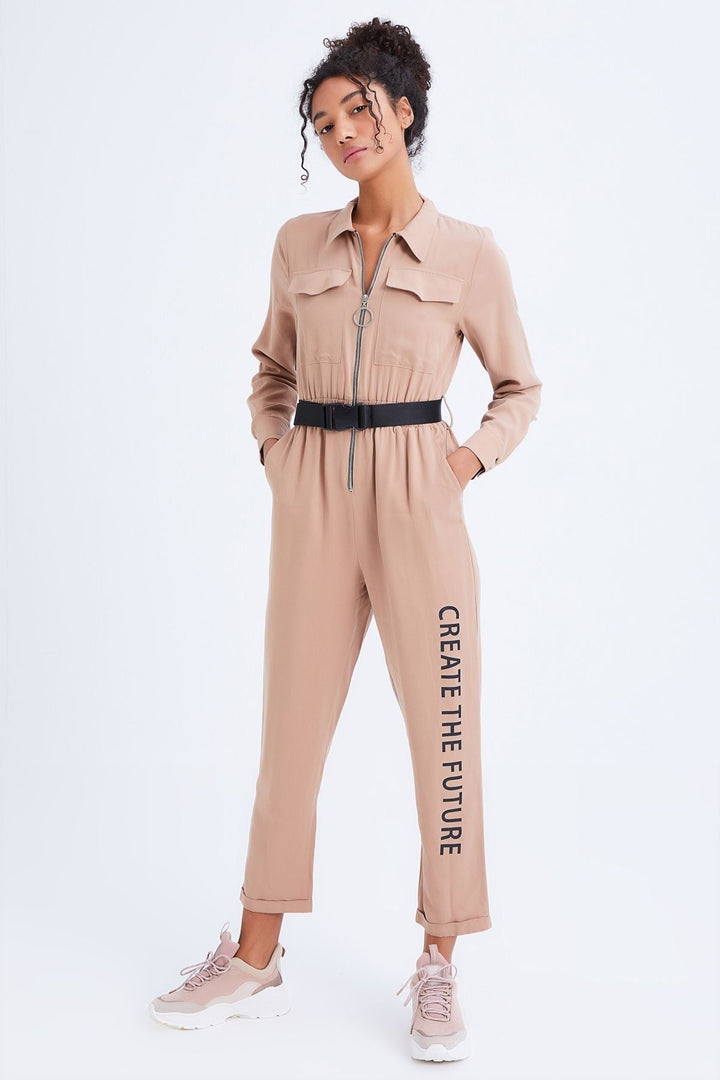 Kemerli Yazı Detaylı Tulum Camel