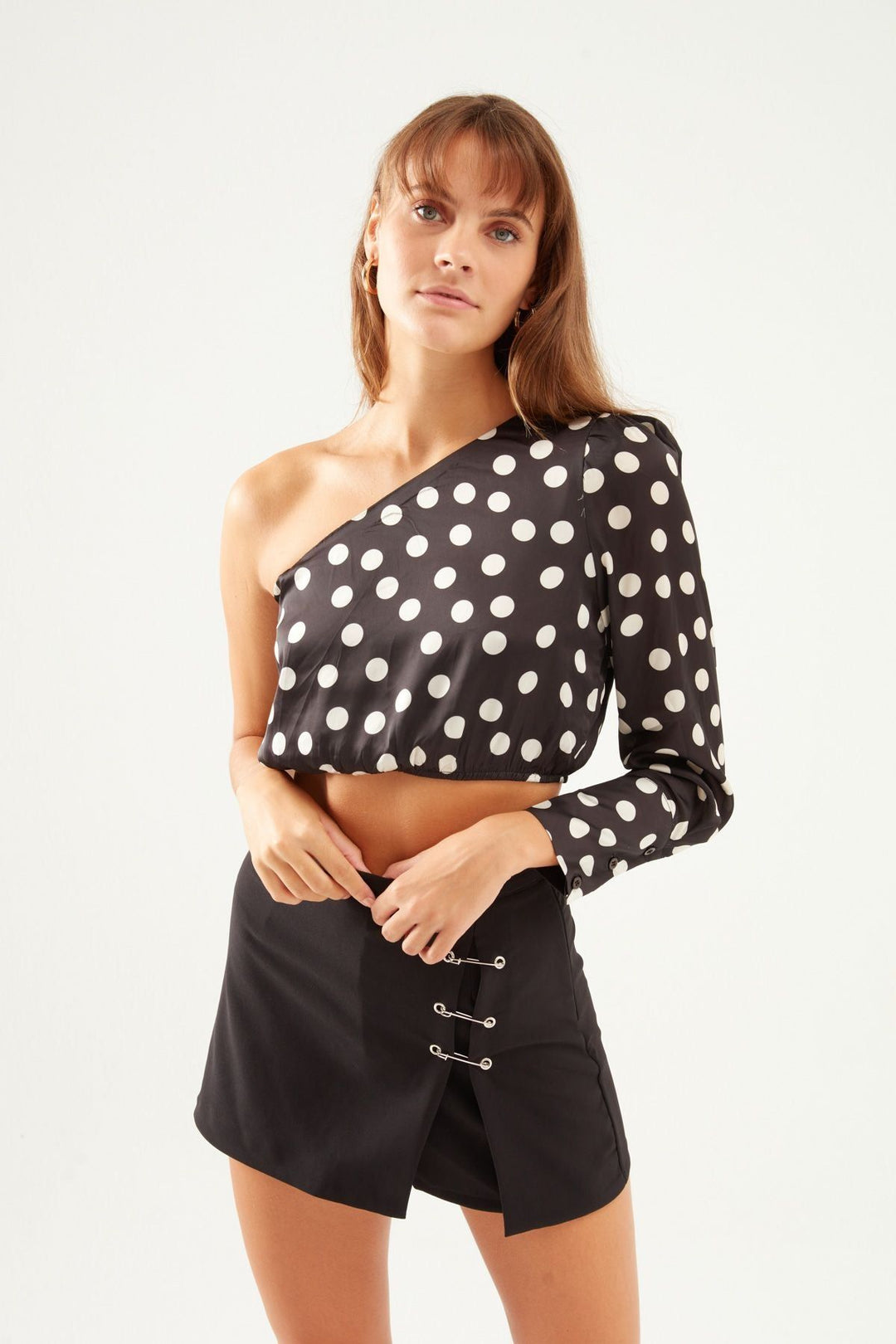 Puantiyeli Tek Omuz Saten Bluz Siyah