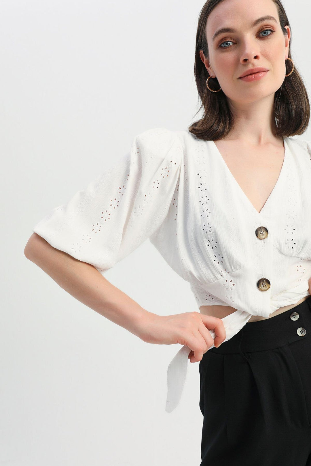 Vatkalı Önü Düğmeli V Yaka Bluz Ekru