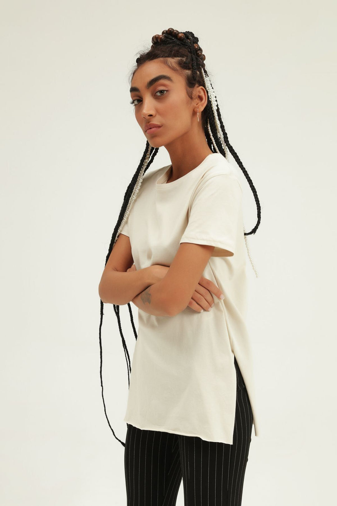 Bisiklet Yaka Yanı Yırtmaçlı Tişört Bej