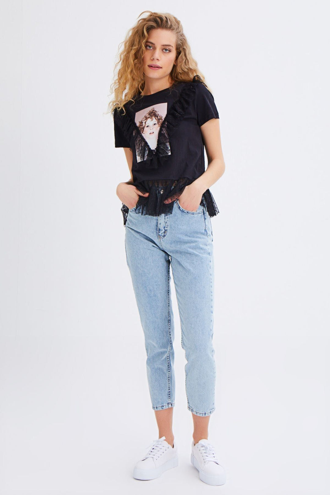 Etek Ucu ve Önü Tül Fırfır Detaylı Baskılı Tişört Siyah