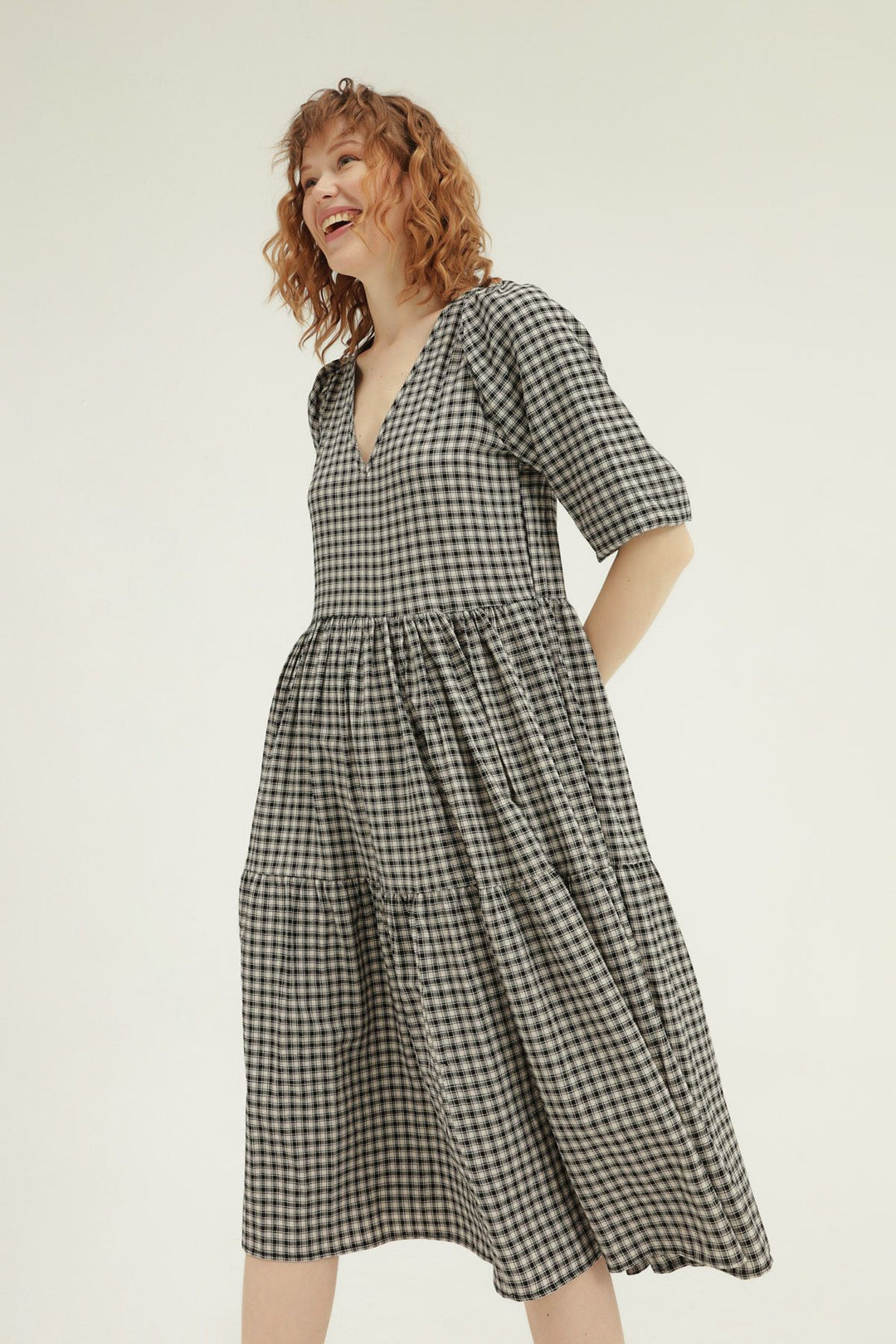 Kareli V Yaka Elbise Siyah