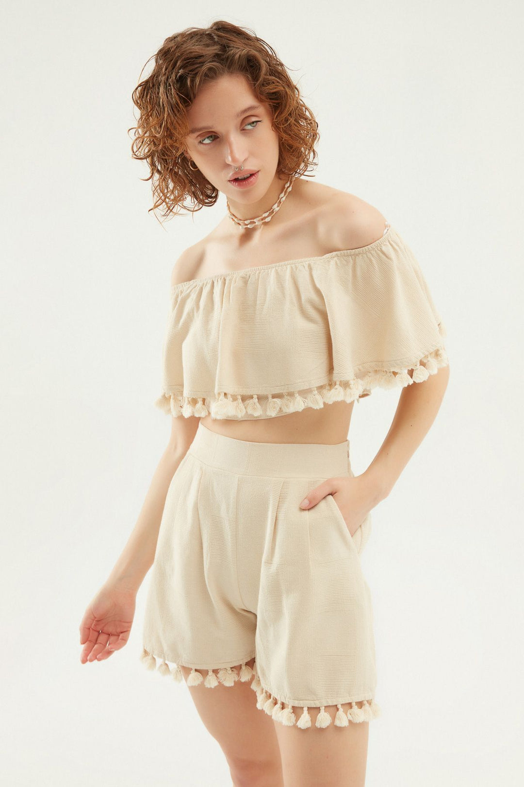 Püskül Nakış Detaylı Şort Bej