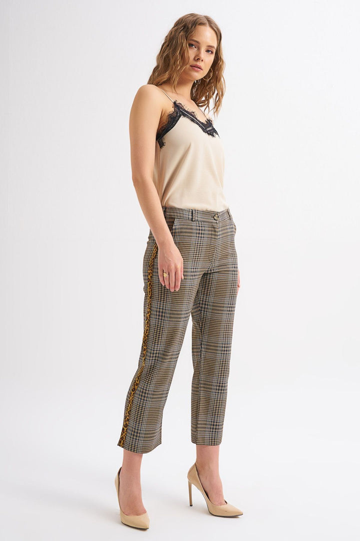 Şerit Detaylı Çizgili Pantolon Siyah