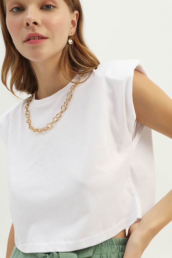 Vatkalı Aksesuarlı Crop Tişört Beyaz